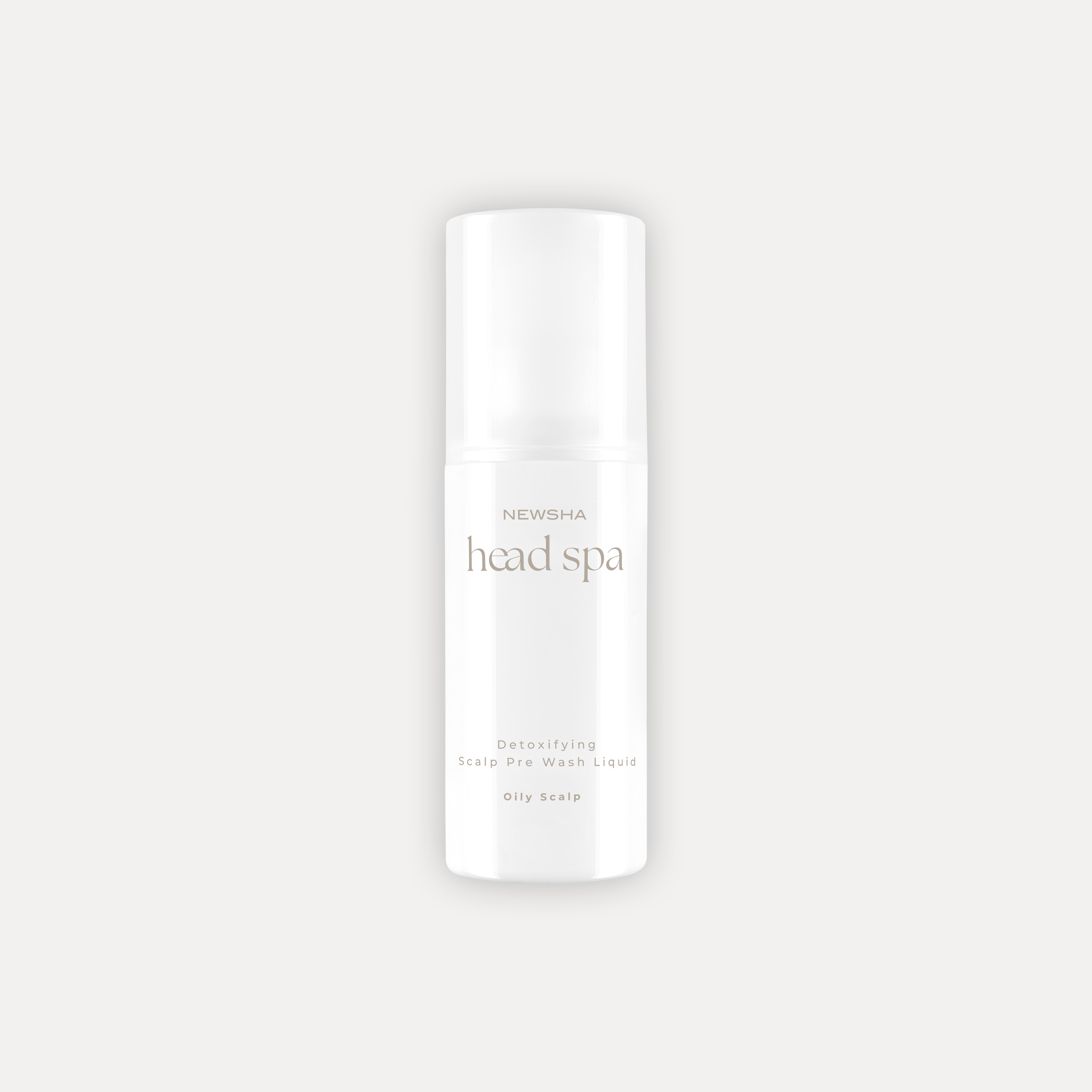 NEWSHA Head Spa Detoxifying Scalp Pre Wash Liquid für fettige Kopfhaut in weißer Flasche auf hellem Hintergrund.