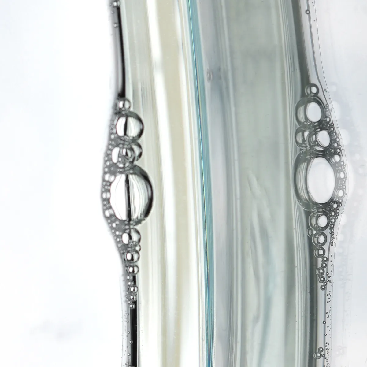 Transparente Scalp-Mist-Textur mit unterschiedlich großen Luftbläschen in einer abstrakten