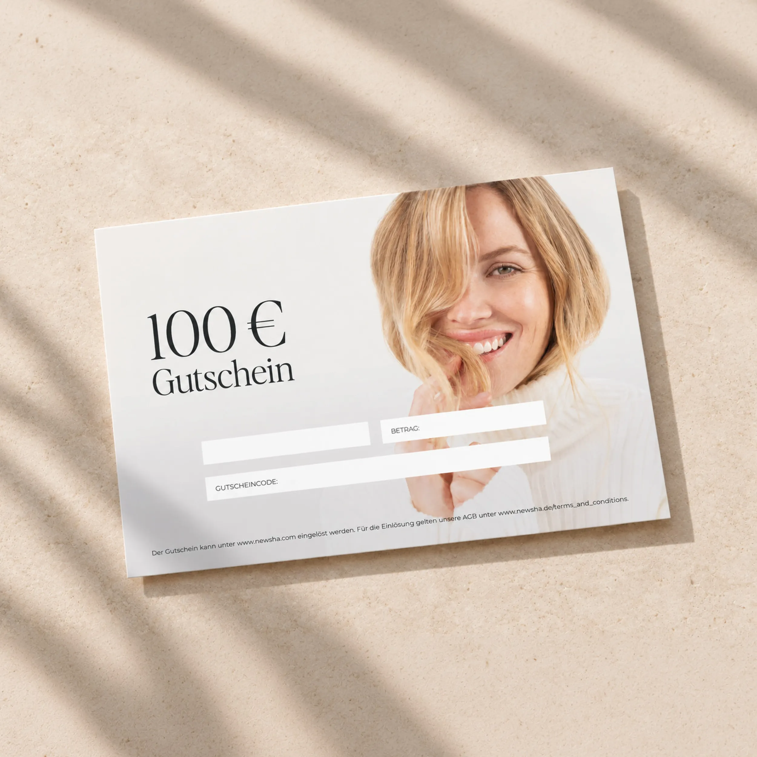 NEWSHA 100-Euro-Gutschein mit lächelnder Frau auf hellem Untergrund mit weichem Licht- und Schattenspiel.
