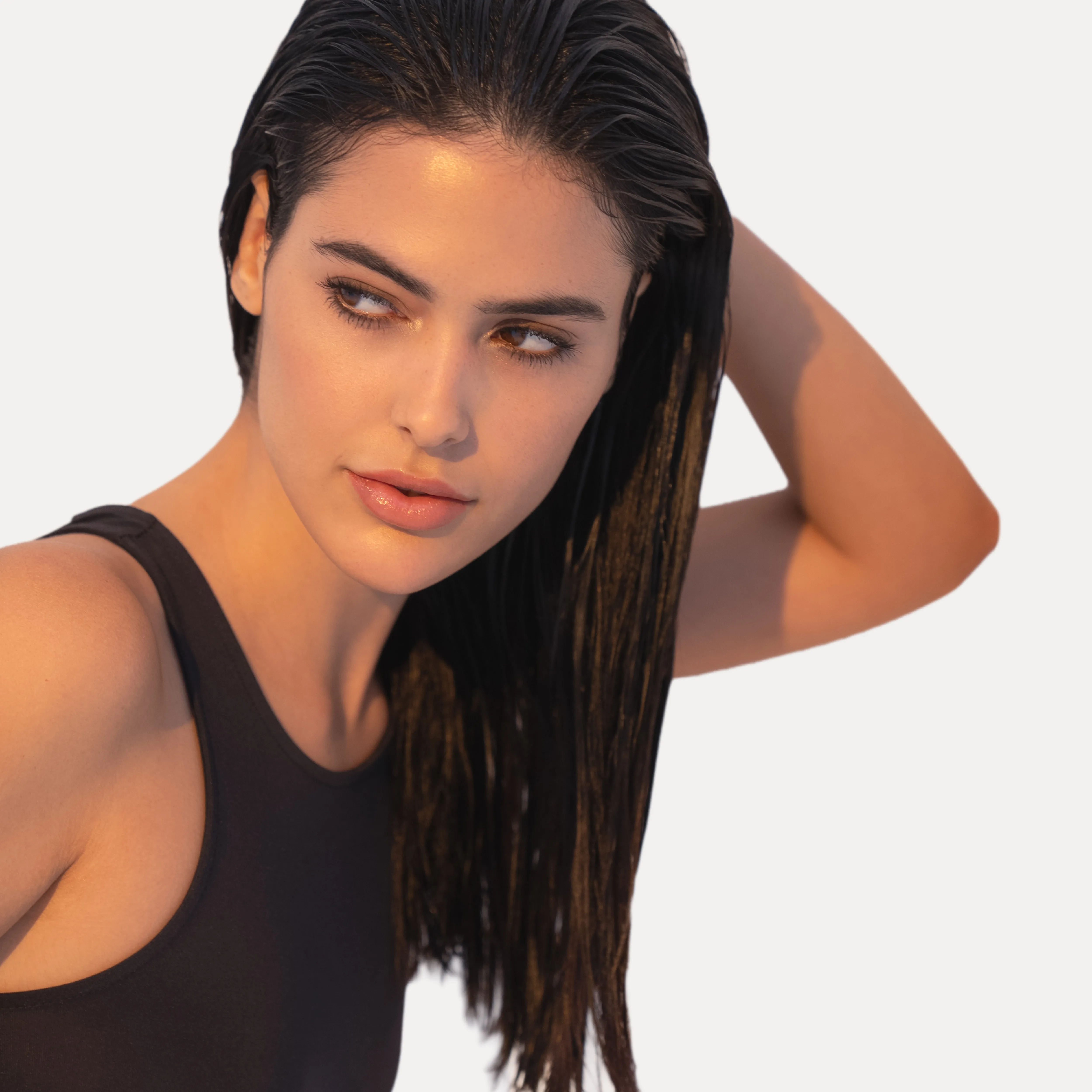 Frau mit nassem glänzendem Haar und natürlichem Clean-Beauty-Look.