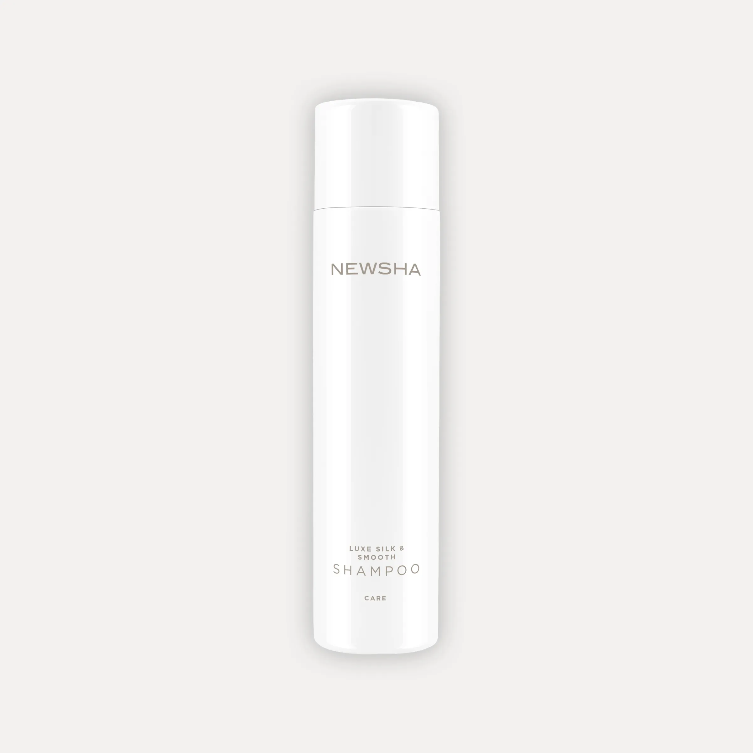 Wei&szlig;es NEWSHA Luxe Silk & Smooth Shampoo in schlanker Flasche vor hellem Hintergrund.