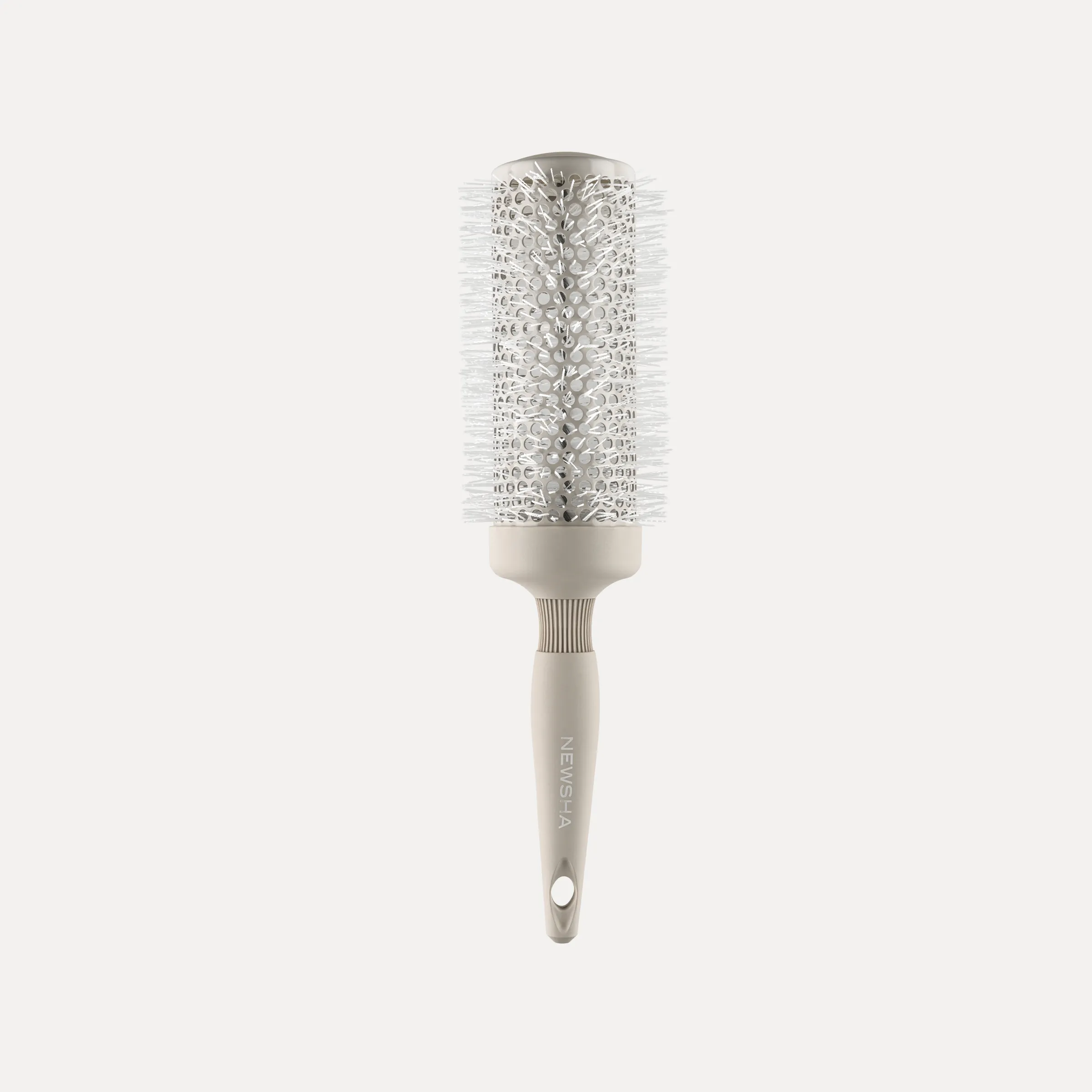 NEWSHA Deluxe Round Brush mit rundem B&uuml;rstenkopf und hellem Griff vor neutralem Hintergrund als minimalistisches Produktbild.