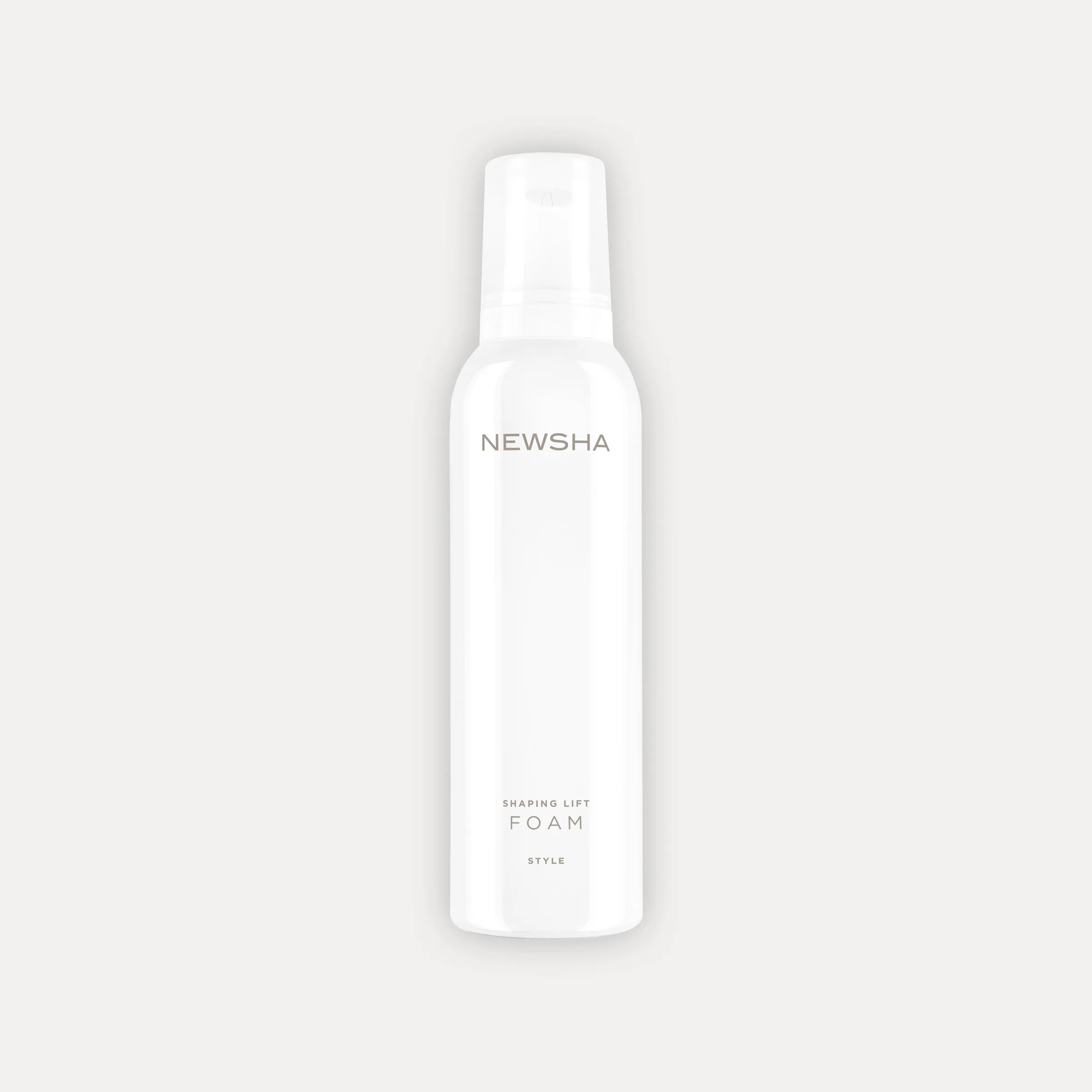 NEWSHA Shaping Lift Foam in wei&szlig;er Stylingflasche vor hellem Hintergrund als minimalistisches Produktbild.