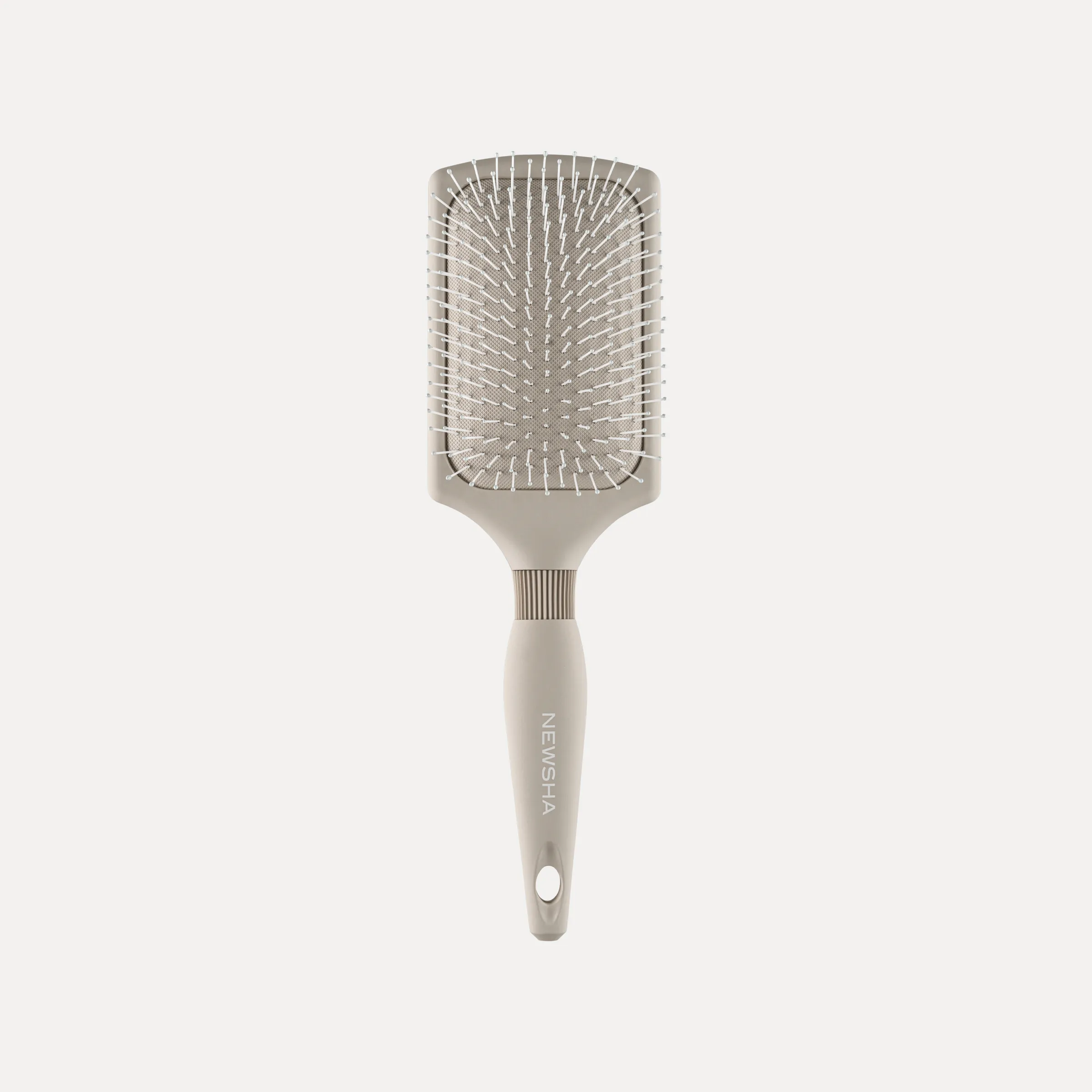 NEWSHA Detangling Paddle Brush in Beige als minimalistisches Produktbild vor hellem Hintergrund.