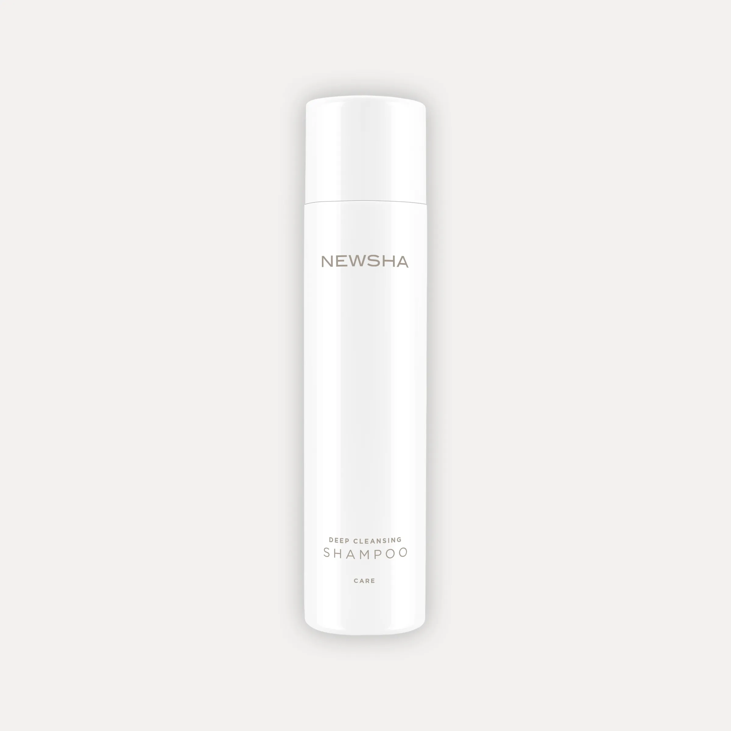 NEWSHA Deep Cleansing Shampoo in wei&szlig;er Flasche vor hellem Hintergrund als minimalistisches Produktbild.