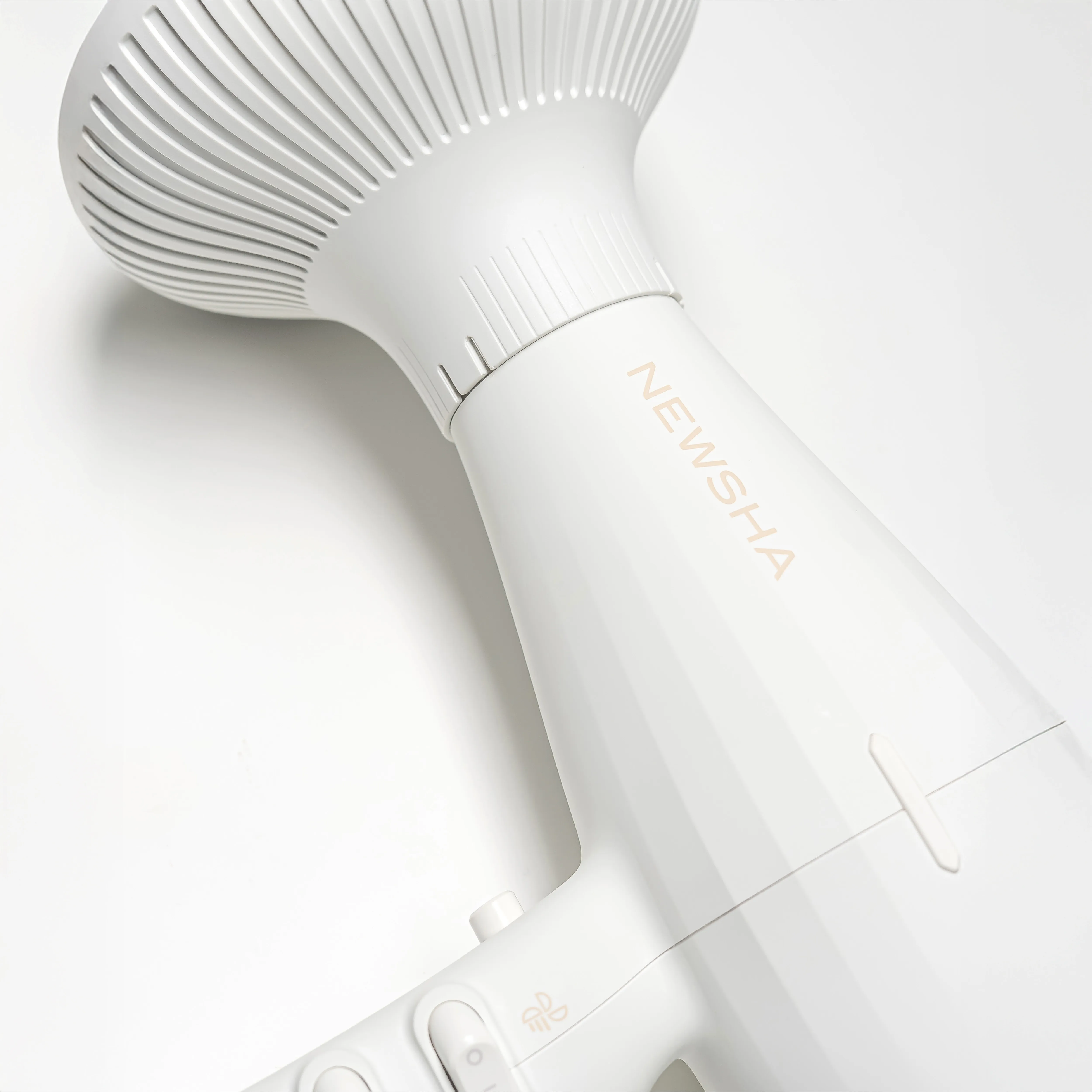 Beige NEWSHA Paddle Brush mit wei&szlig;en Borsten vor minimalistischem hellem Hintergrund.