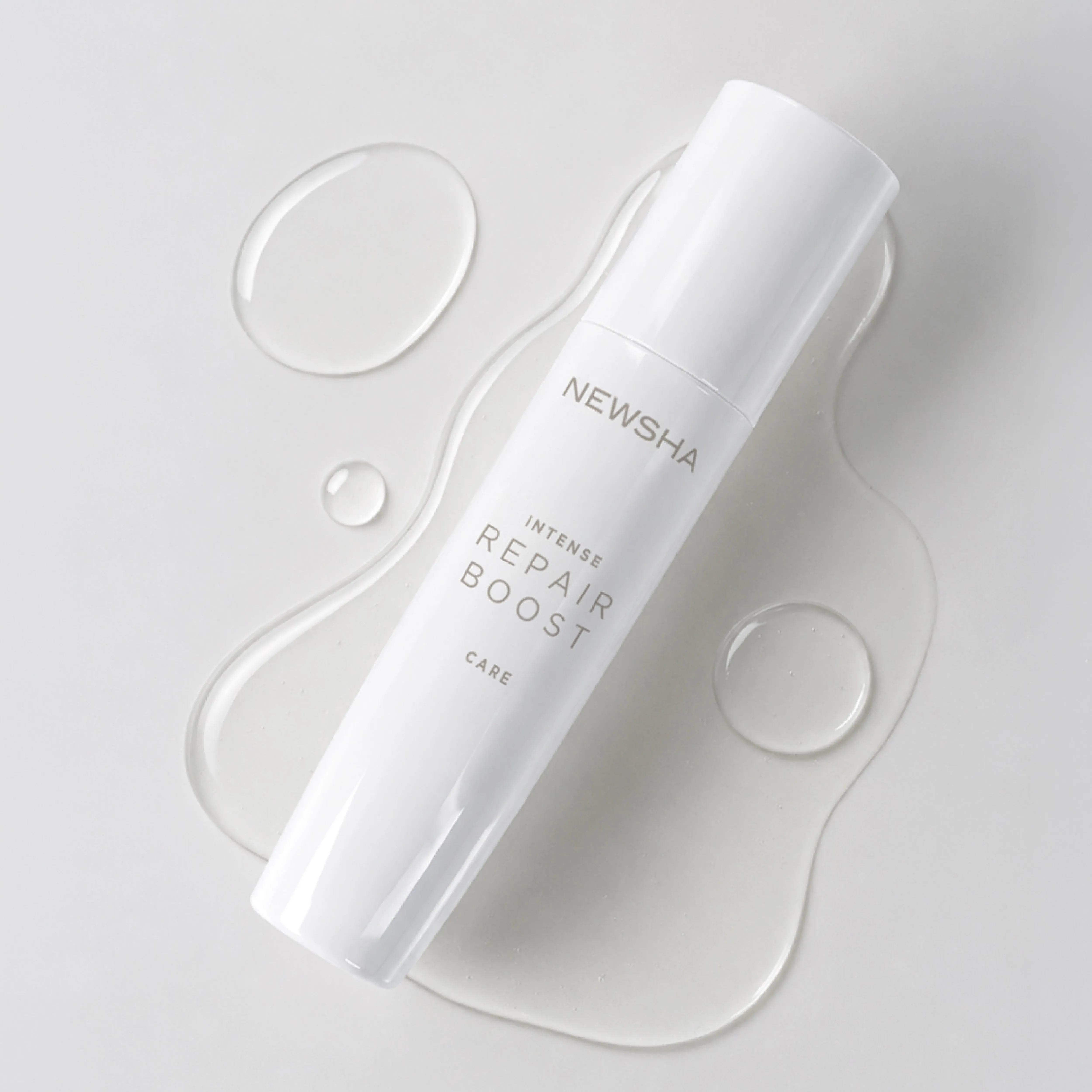 NEWSHA Intense Repair Boost auf hellem Hintergrund mit transparenter Serum-Textur.
