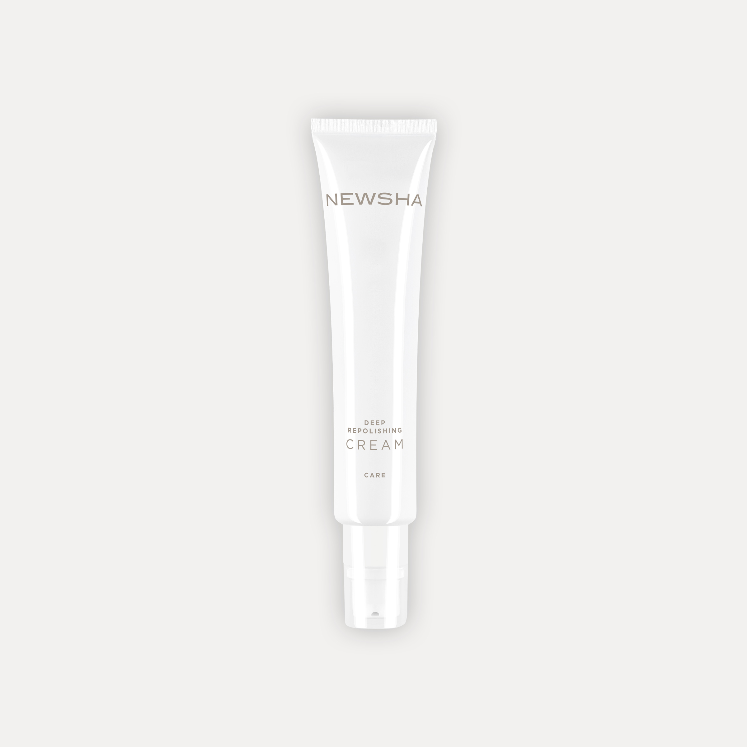 Wei&szlig;e Tube der NEWSHA Deep Repolishing Cream neben einer beigen Extensions Care Brush vor hellem Hintergrund.