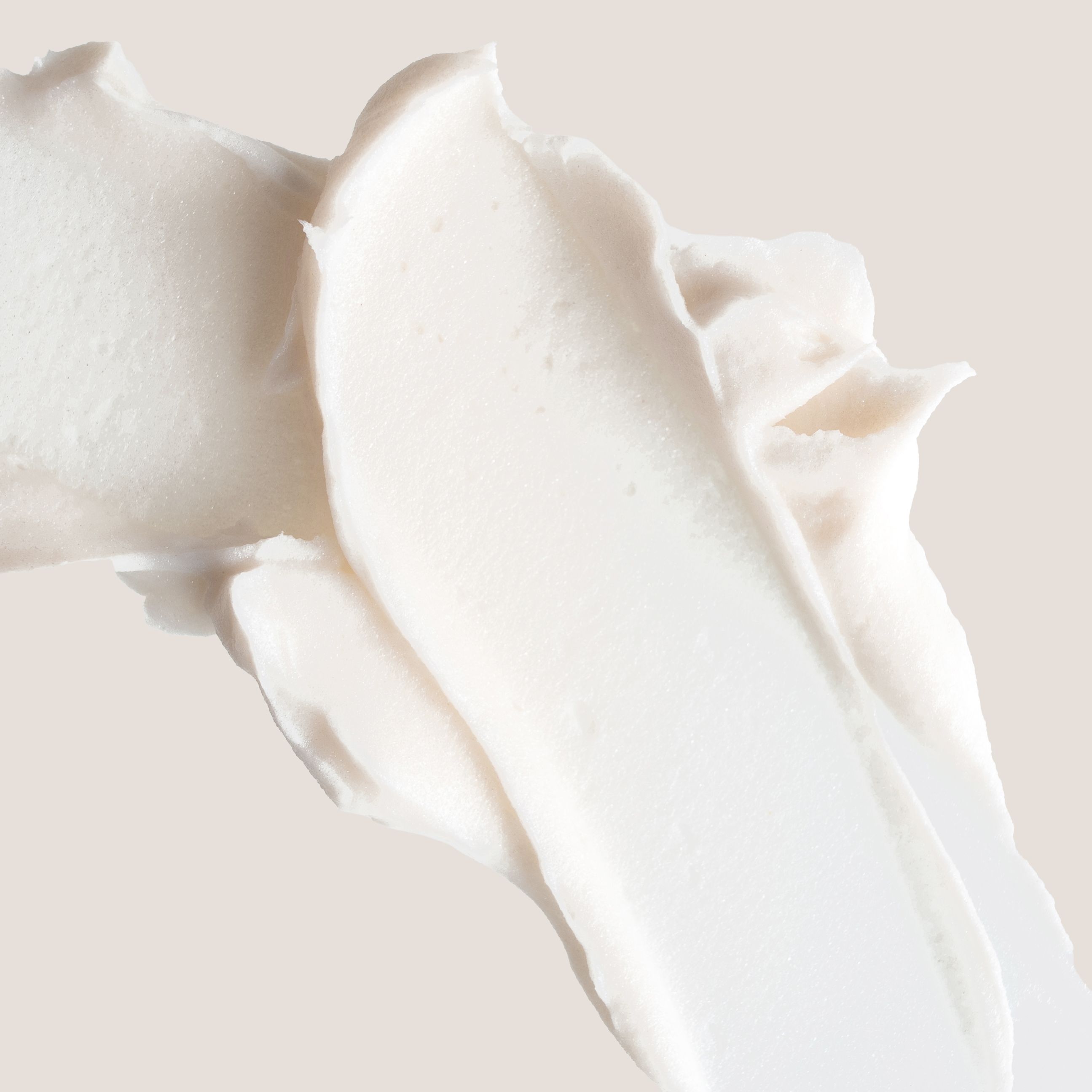 Reichhaltige Textur des All About Smooth Treatments für geschmeidiges Haar, Frizz-Kontrolle und intensive Pflege.