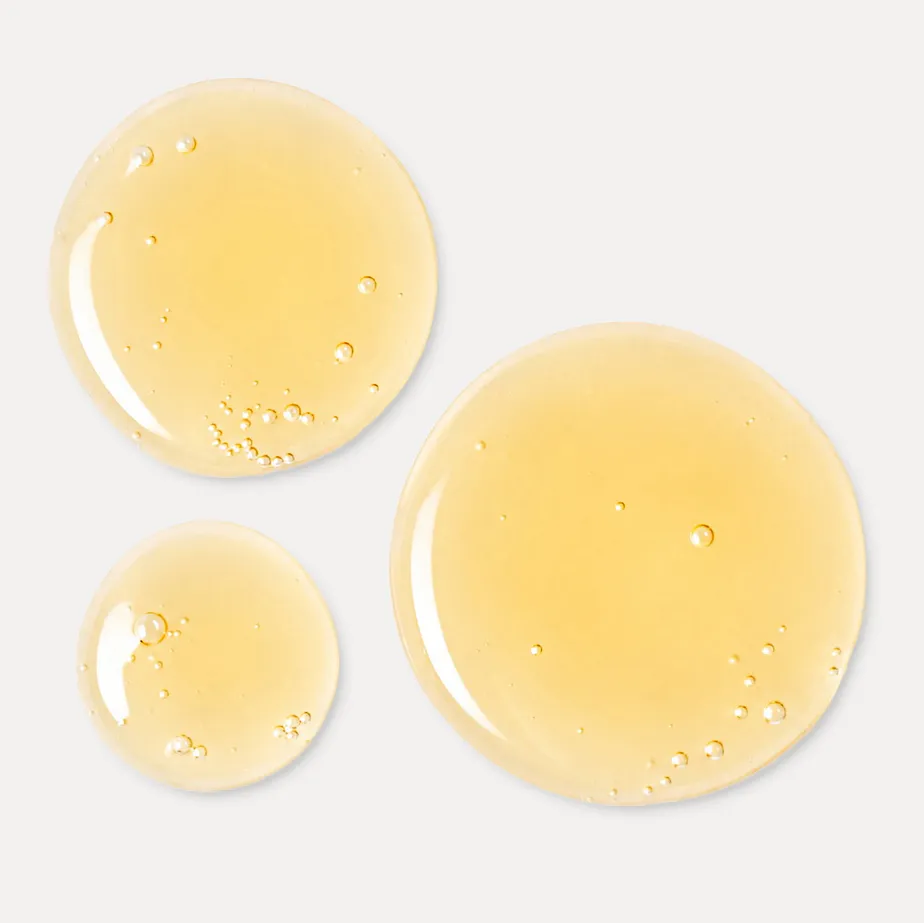 Goldene Shampoo-Textur des Color Protect Shampoo für die sanfte Reinigung und den Schutz colorierter Haare.