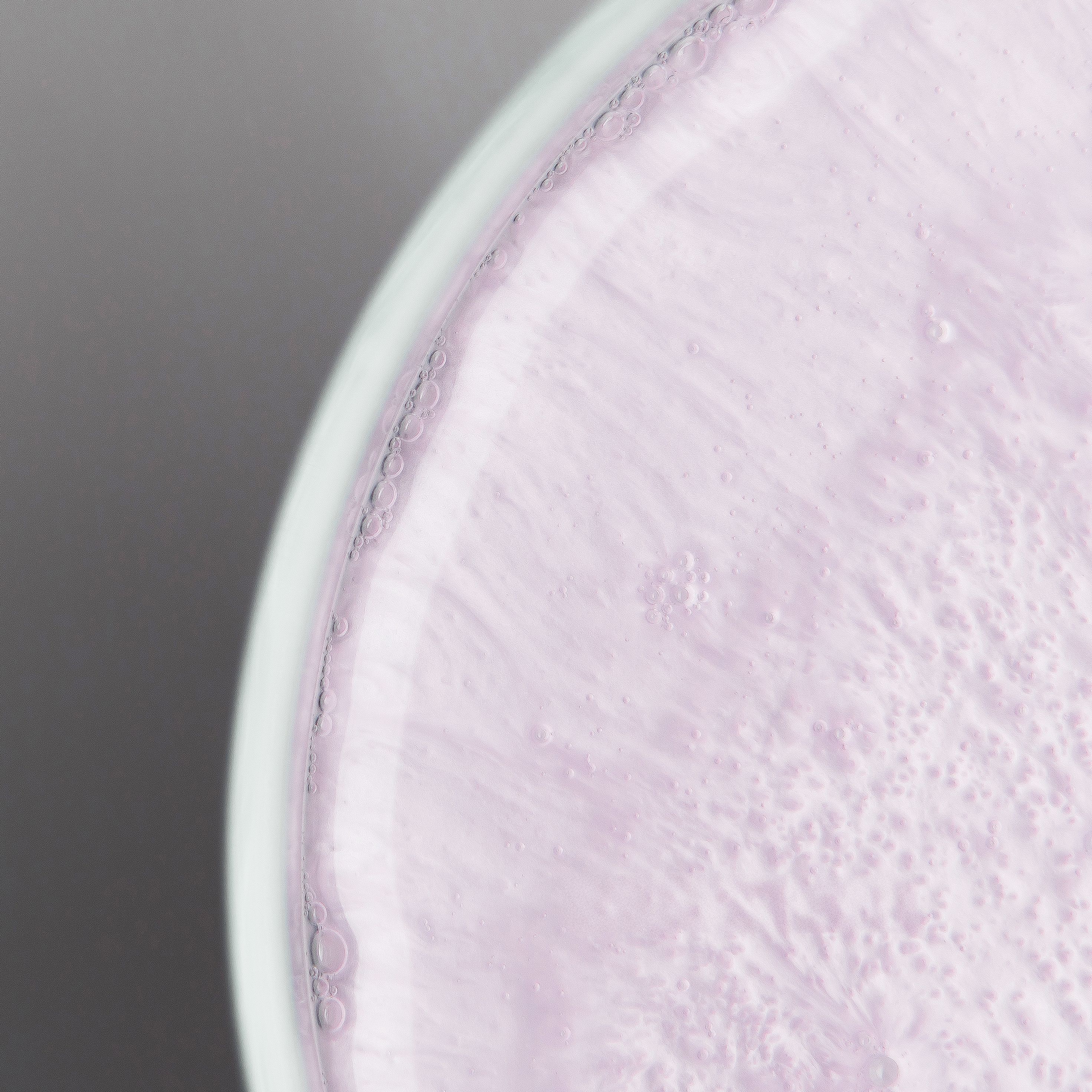 Flüssige Textur des Daily Routine Shampoos für die tägliche Haarwäsche mit sanfter Reinigung und pflegendem Haargefühl.