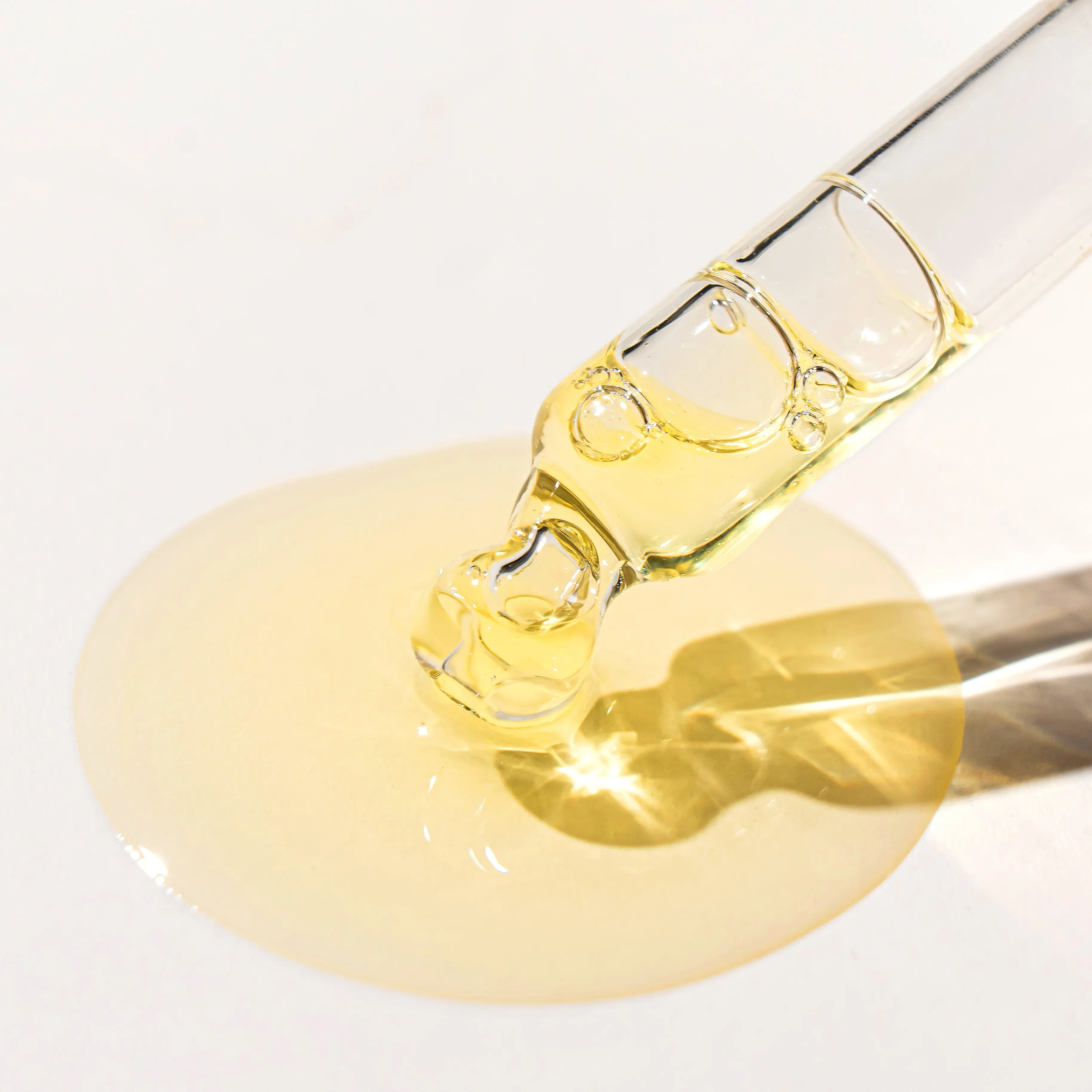 Goldene Öltextur des Luxe Treatment Oil mit leichter, nährender Formulierung für geschmeidiges Haar und brillanten Glanz.