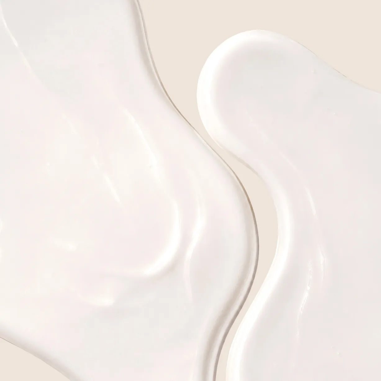 Leichte Pflegeformel des Strengthening Leave-In Conditioner für gestärktes Haar, verbesserte Kämmbarkeit und geschmeidige Längen ohne Ausspülen.