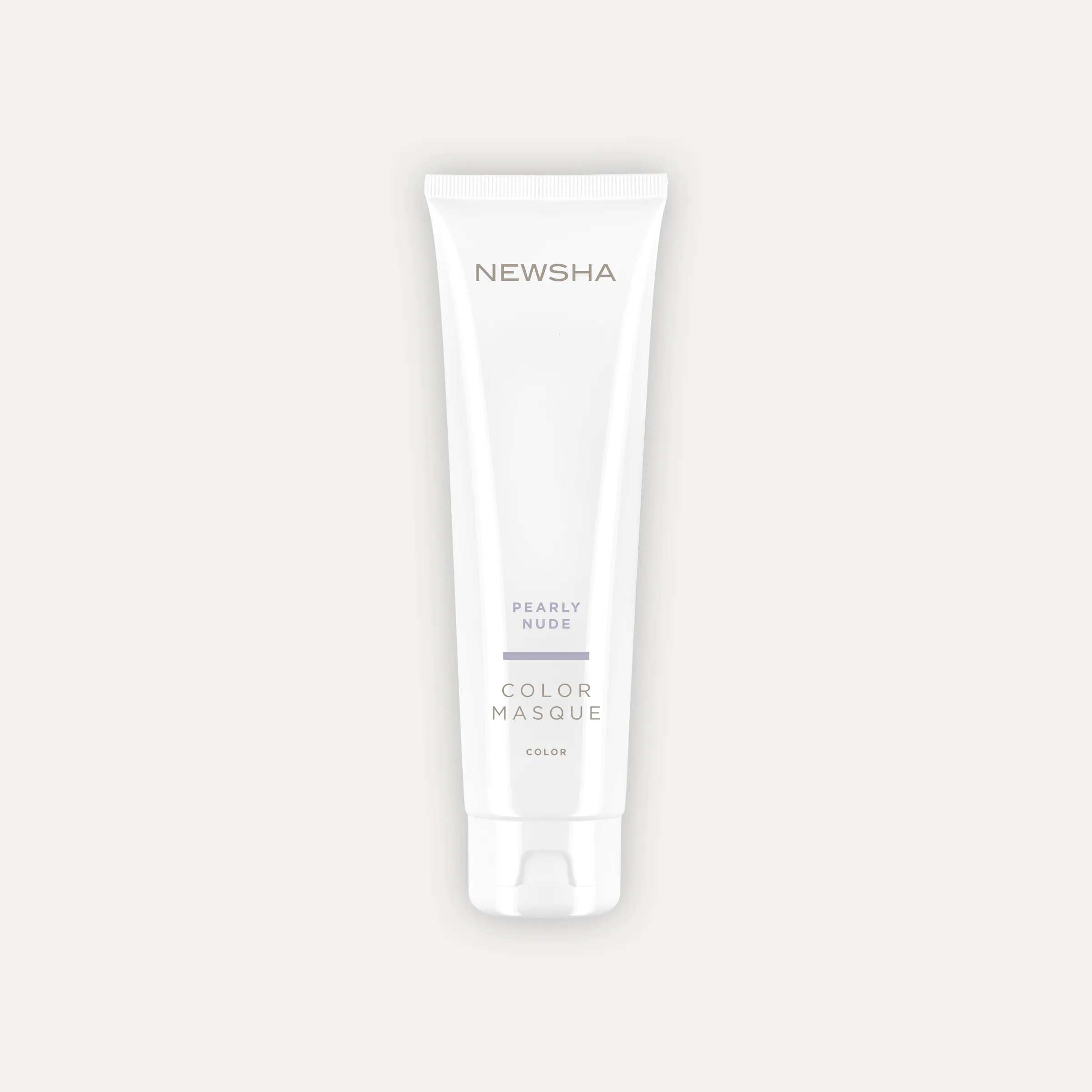 Weiße Tube der NEWSHA Color Masque in der Farbnuance Pearly Nude vor hellem Hintergrund.