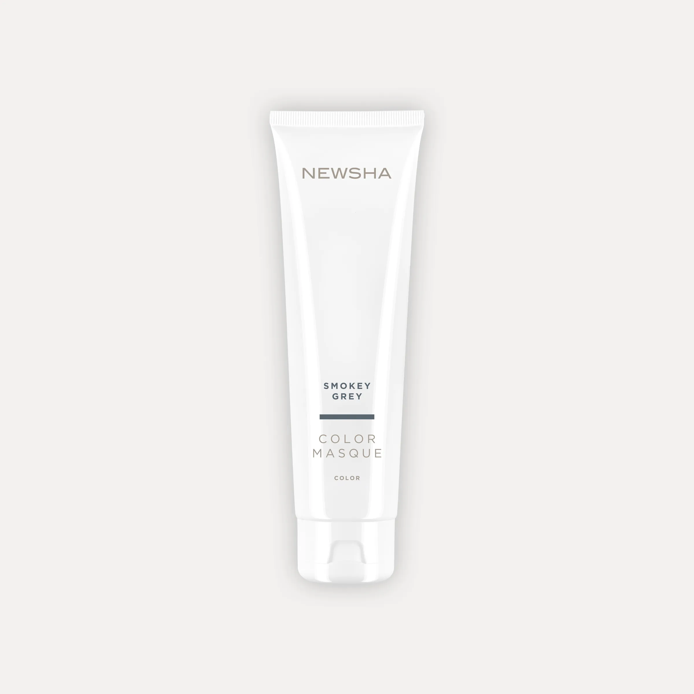 Weiße Tube der NEWSHA Color Masque in der Farbnuance Smokey Grey vor hellem Hintergrund.