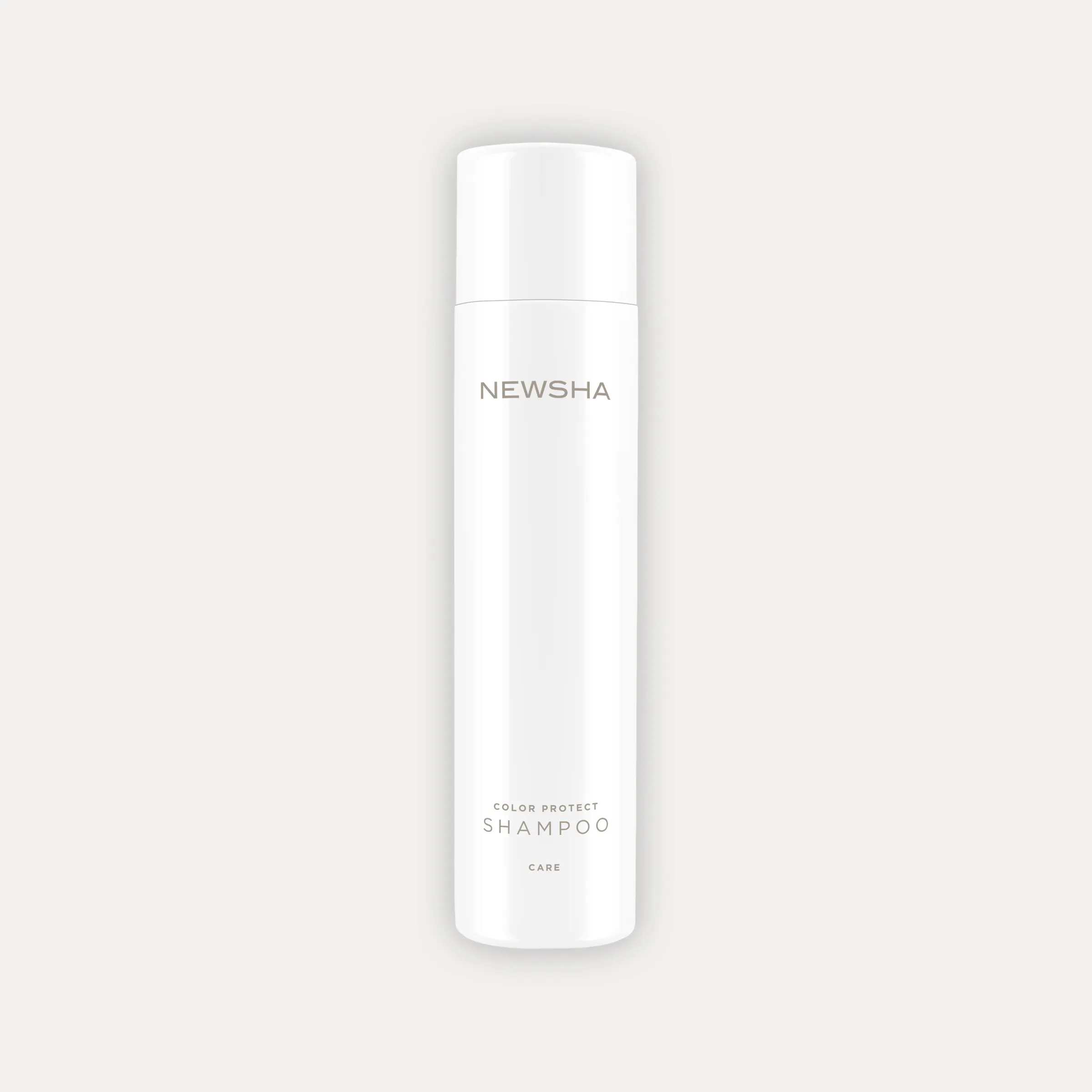 Weiße Flasche des NEWSHA Color Protect Shampoo freigestellt vor hellem Hintergrund.