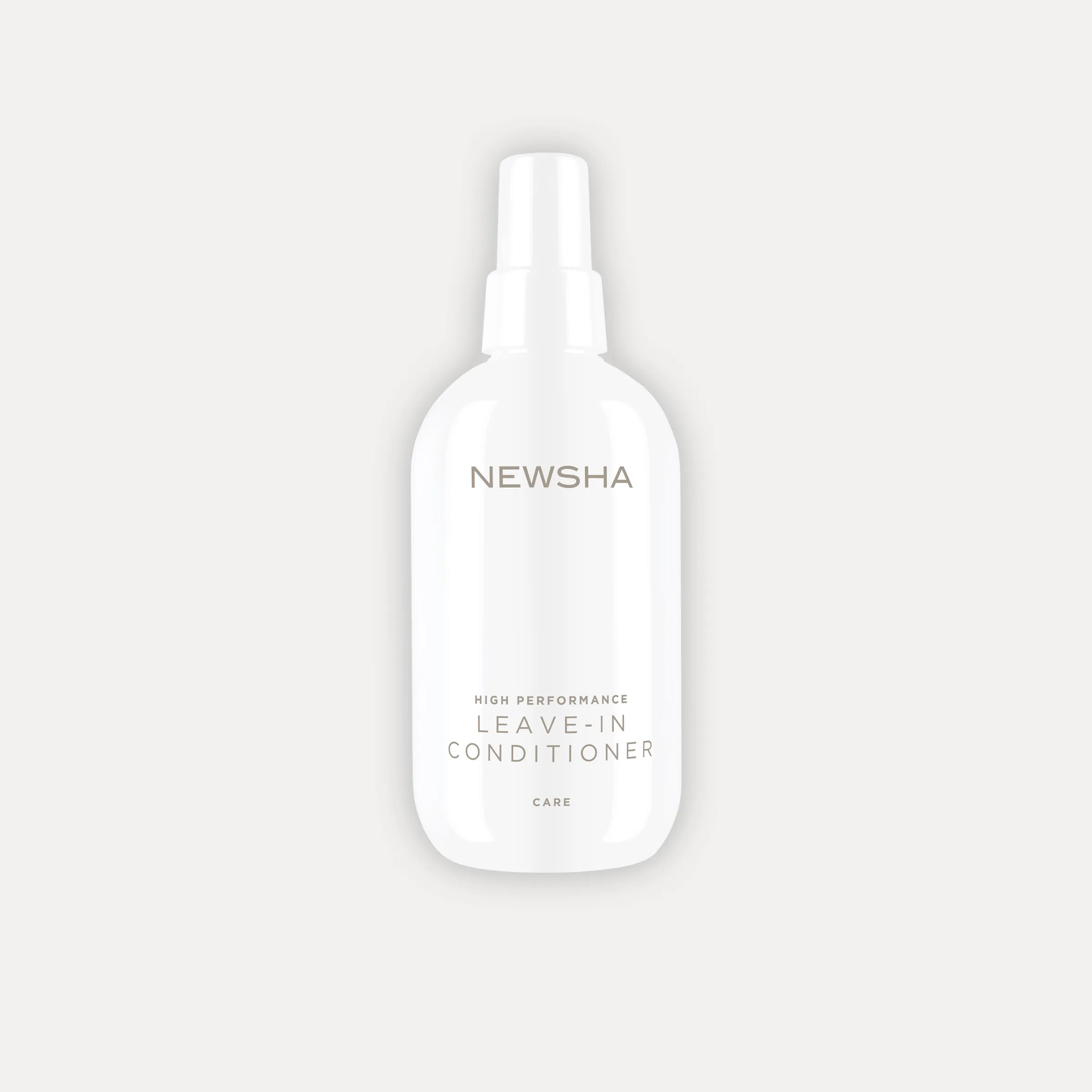 Weiße Sprühflasche des NEWSHA High Performance Leave-In Conditioner vor hellem Hintergrund