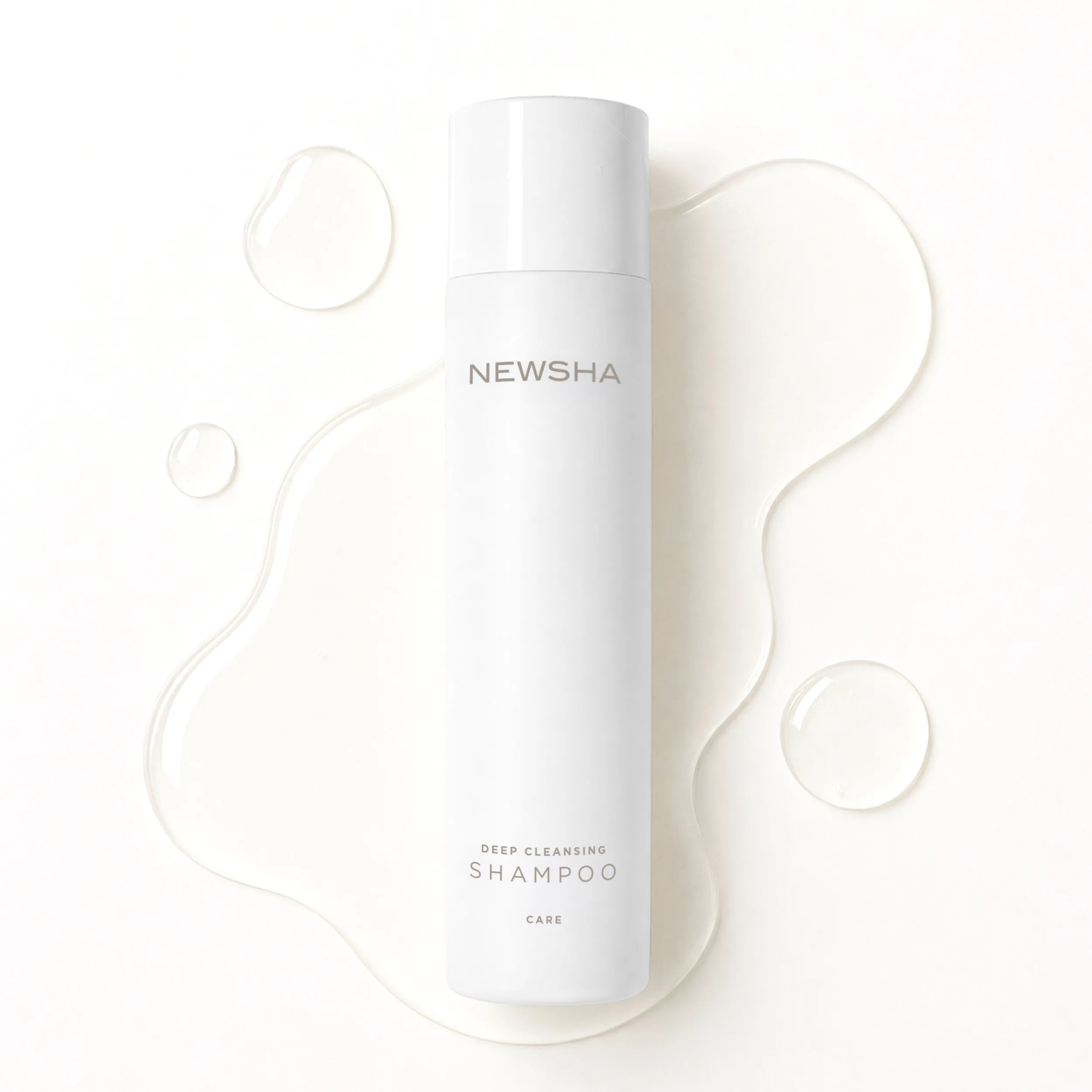 NEWSHA Deep Cleansing Shampoo als Packshot auf hellem Hintergrund, umgeben von transparenter Shampoo-Textur und gl&auml;nzenden Tropfen.