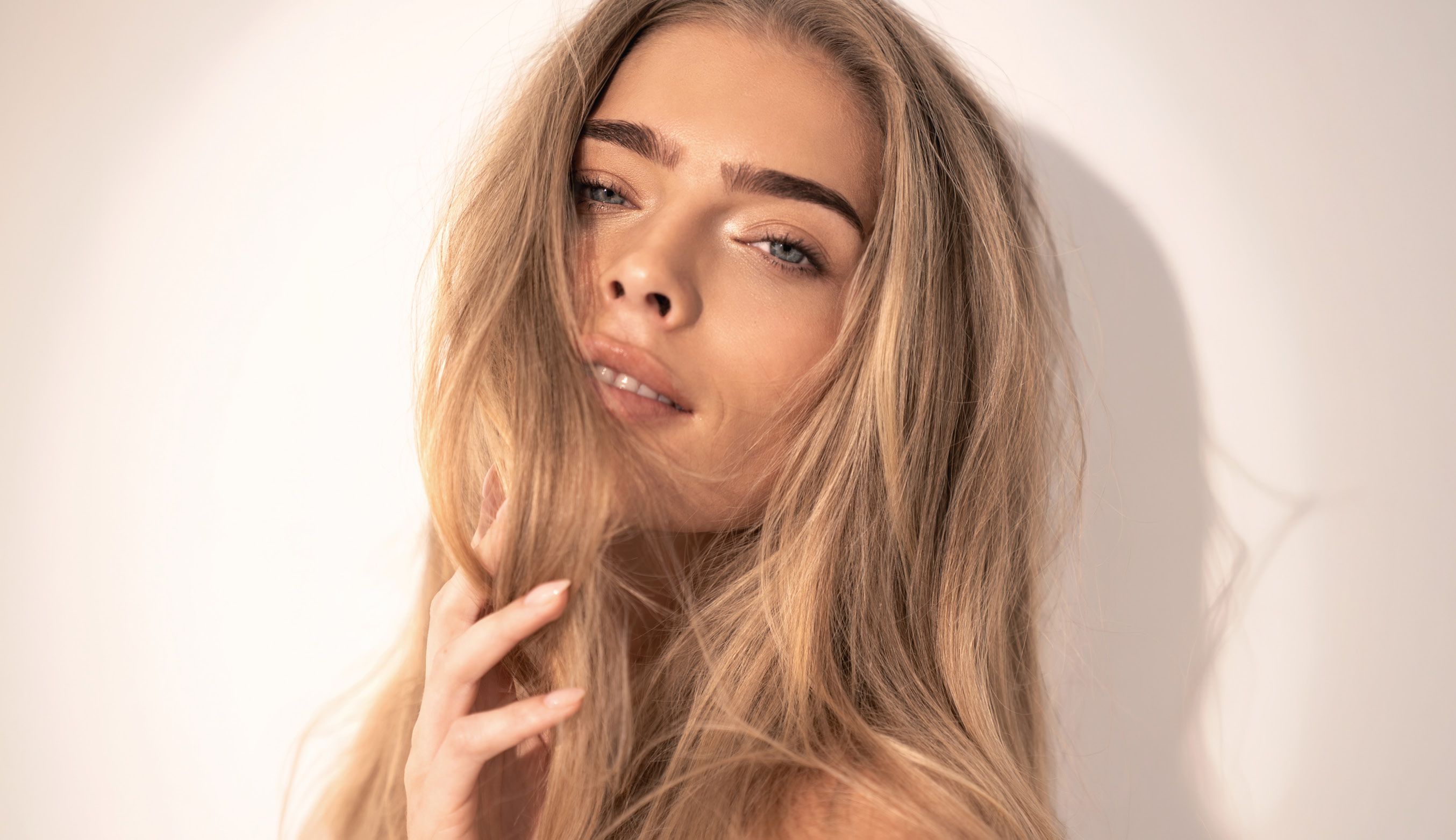 Was hilft gegen Frizz? Ursachen verstehen, Lösungen für glatteres Haar