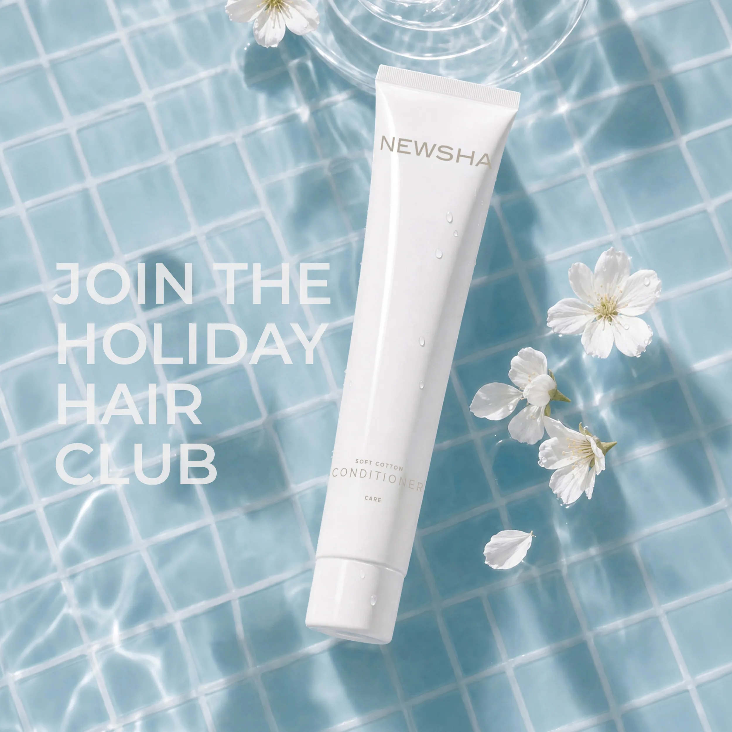 NEWSHA Soft Cotton Conditioner vor blauem Poolhintergrund mit wei&szlig;en Bl&uuml;ten und dem Schriftzug &bdquo;Join the Holiday Hair Club&ldquo;.