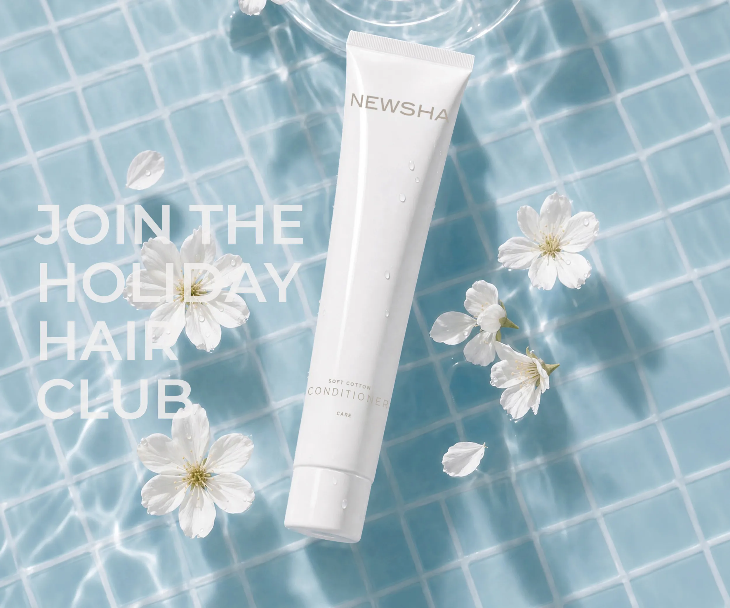 NEWSHA Soft Cotton Conditioner vor blauem Poolhintergrund mit wei&szlig;en Bl&uuml;ten und dem Schriftzug &bdquo;Join the Holiday Hair Club&ldquo;.