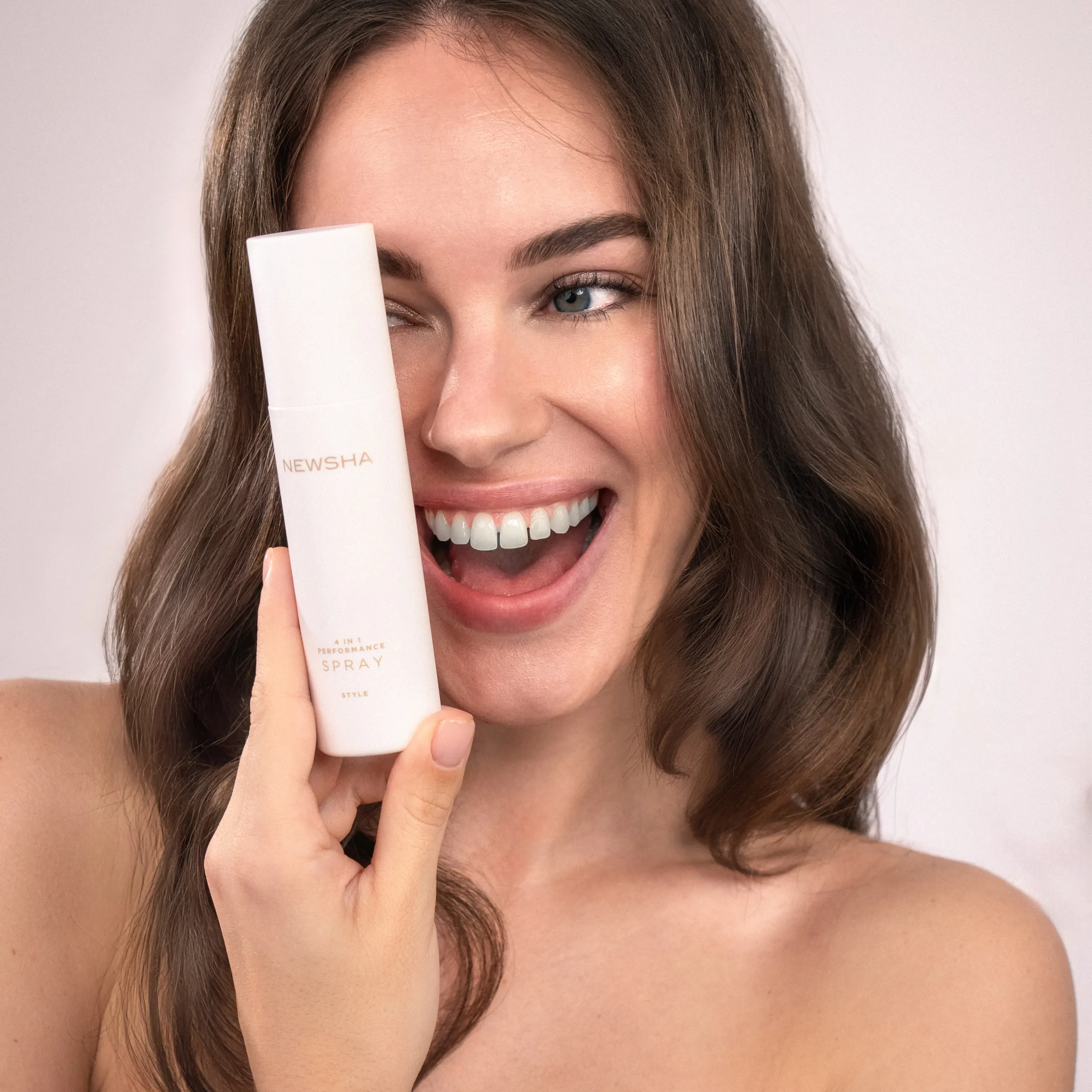 Eine Frau massiert Shampoo in die Kopfhaut ein und reinigt ihr Haar gr&uuml;ndlich w&auml;hrend der Haarw&auml;sche.