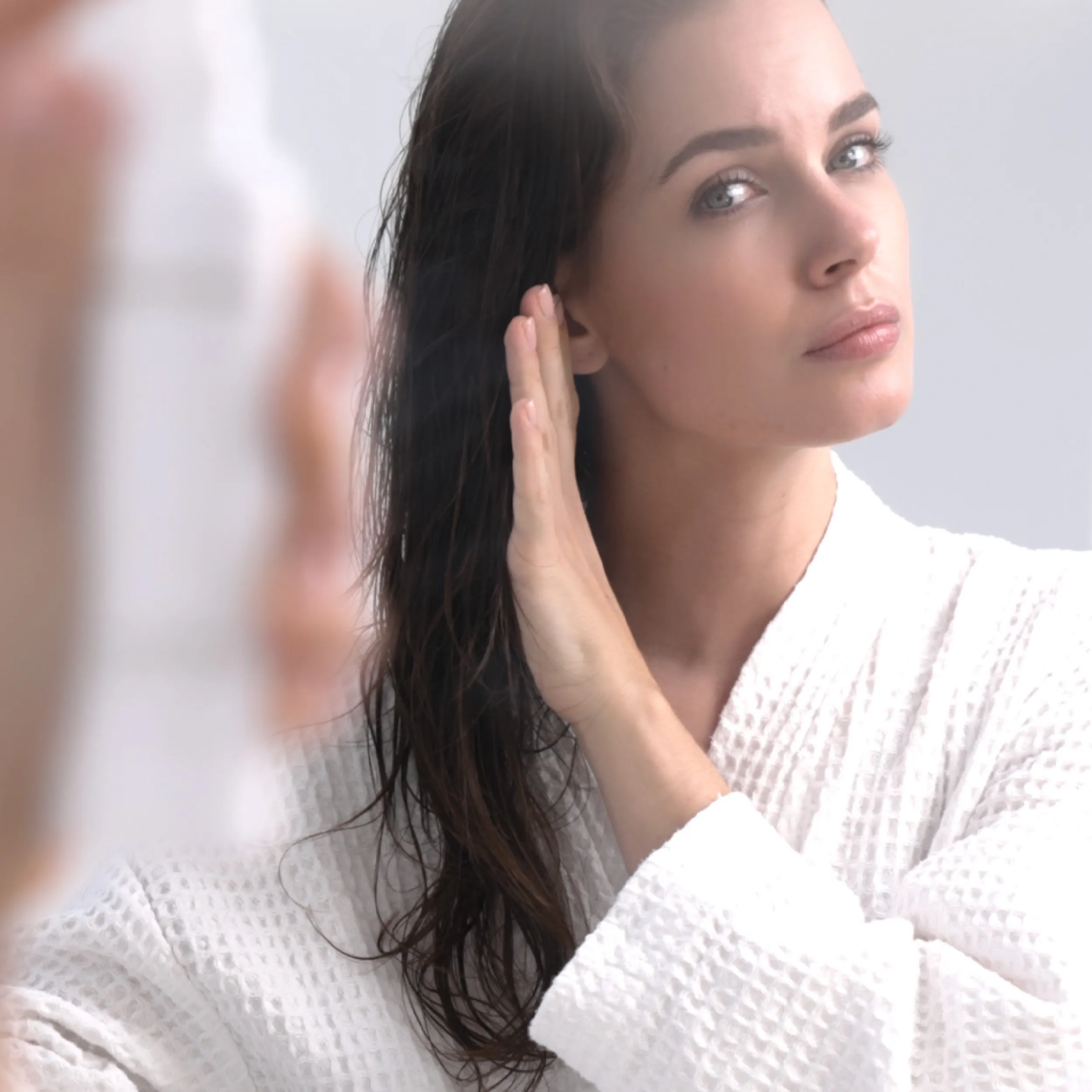 Eine Person sch&auml;umt Shampoo in den H&auml;nden auf, um das Haar sanft und gr&uuml;ndlich zu reinigen.