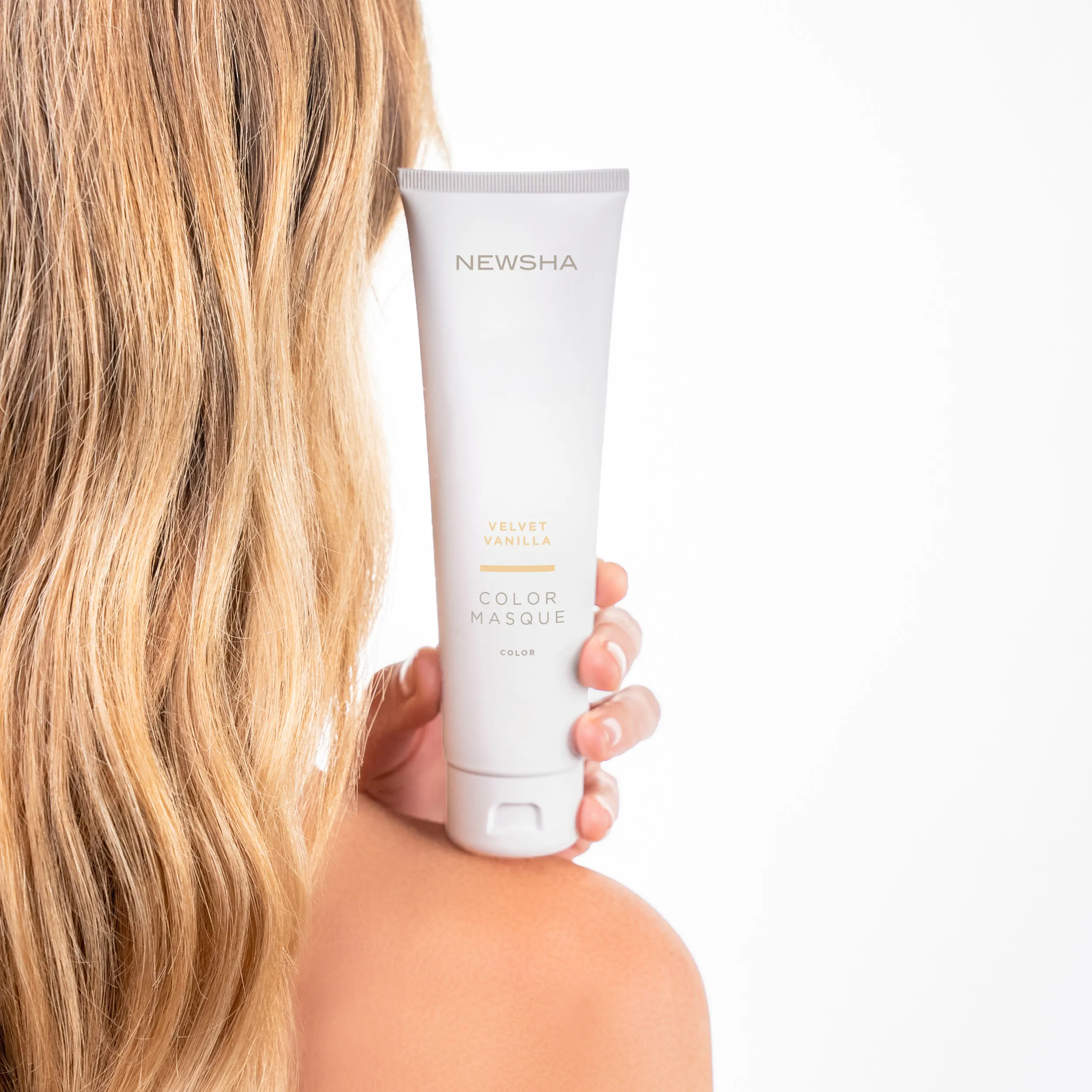 Eine Person sch&auml;umt Shampoo in den H&auml;nden auf, um das Haar sanft und gr&uuml;ndlich zu reinigen.