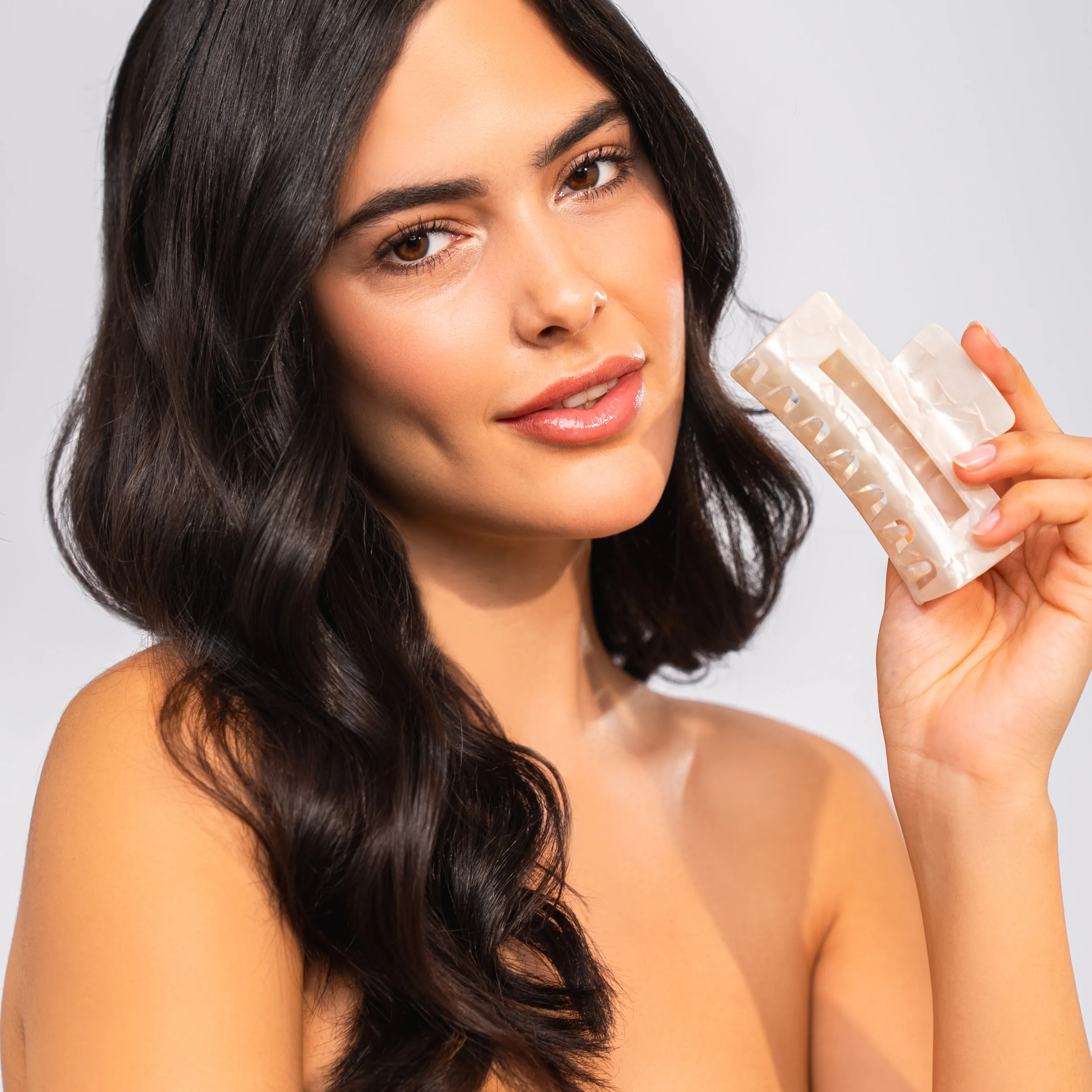 Eine Person schäumt Shampoo in den Händen auf, um das Haar sanft und gründlich zu reinigen.