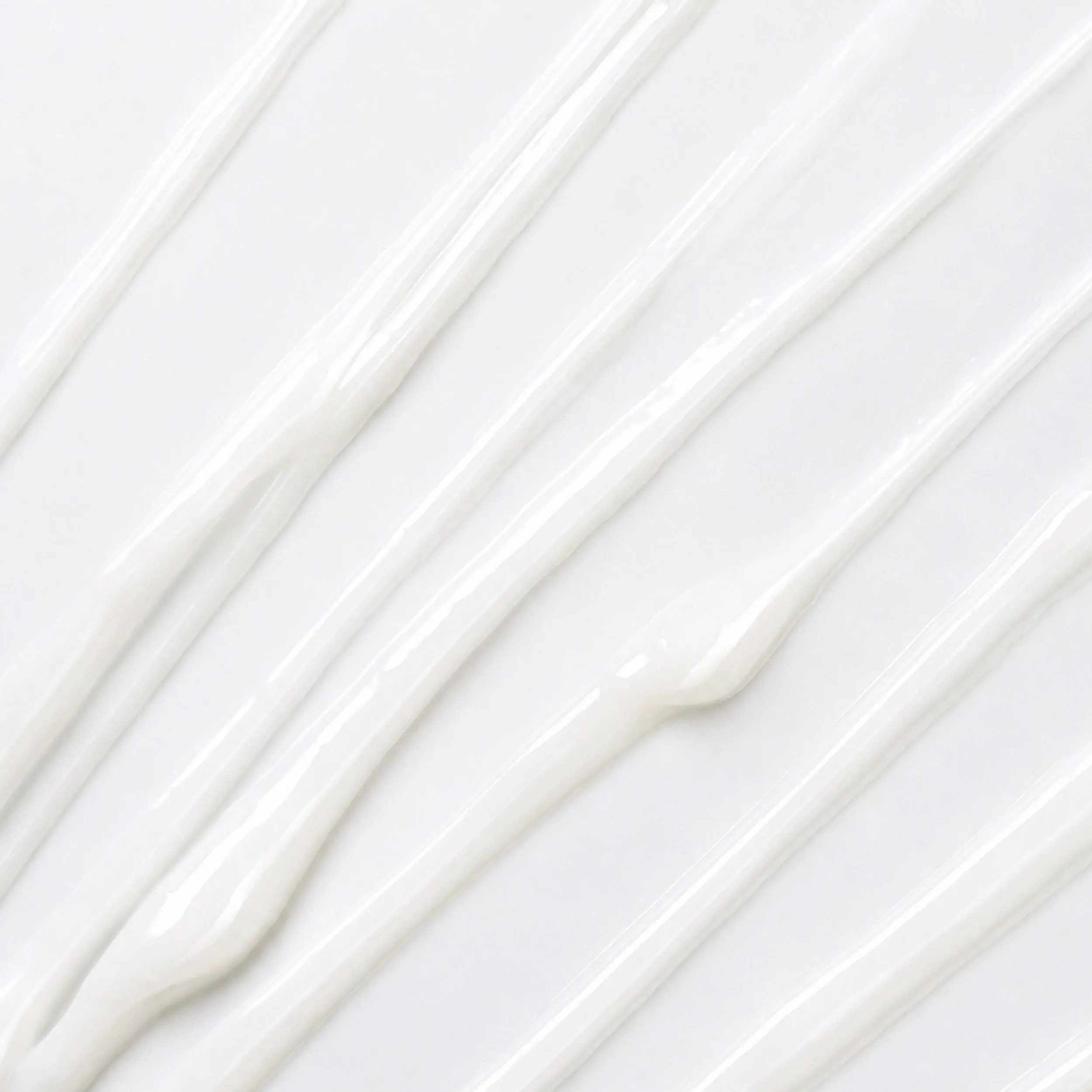 Eine Person schäumt Shampoo in den Händen auf, um das Haar sanft und gründlich zu reinigen.
